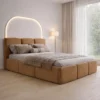 A cama Beni é uma cama estofada de design contemporâneo, desenvolvida para proporcionar conforto, elegância e funcionalidade ao quarto.