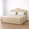A Cama Fiore Classic inclui colchão e estrado fixo, oferecendo uma solução completa e pronta a utilizar desde o primeiro momento. Esta combinação assegura um suporte adequado, promovendo uma postura correta e um elevado nível de conforto durante o descanso.