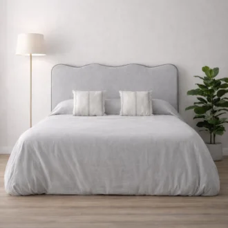 A cama Fiore Classic é uma cama estofada de linhas elegantes e intemporais, pensada para quem procura conforto, simplicidade e sofisticação no quarto.